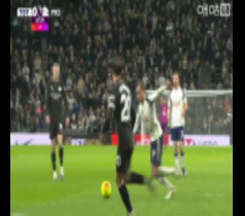 罗德里禁区前拉拽西蒙斯染黄，后者任意球打门太正被多纳鲁马没收