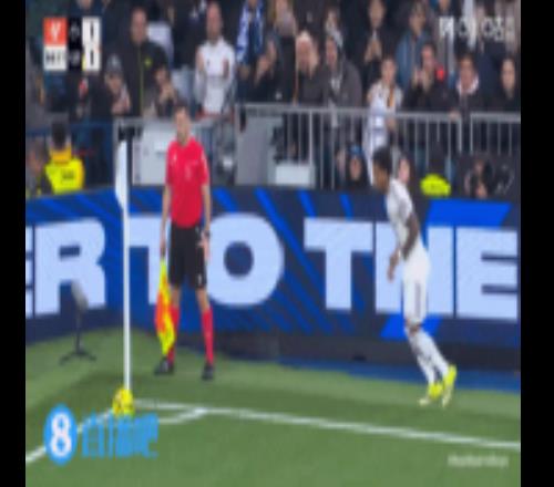 塞巴略斯传中，卡马文加头球击中立柱！