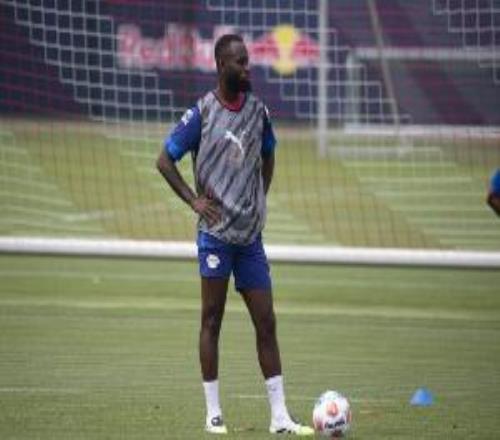 记者：认为交易并不实际可行，利物浦放弃引进后卫海特勒伊达