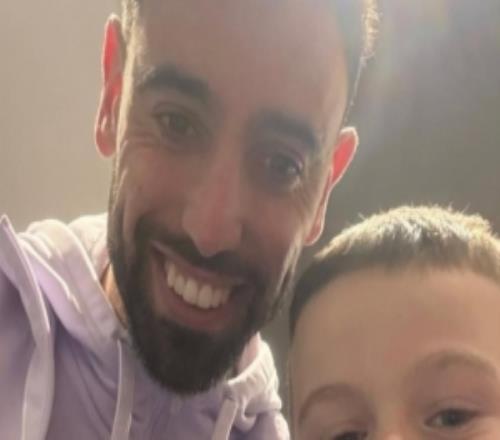 見證3連勝！魯尼曬小兒子與B費合照：干得漂亮，現(xiàn)場氛圍太好了