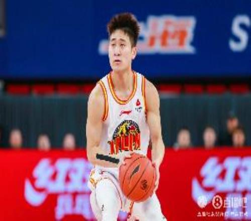 狀態(tài)不俗！姜偉澤12中7拿下19分6籃板2助攻關(guān)鍵籃板兩罰全中