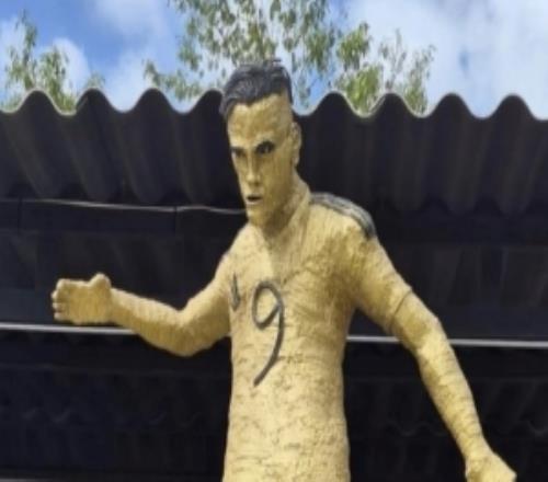 几分像法尔考在家乡被立雕像致敬，但成品引发诸多吐槽声