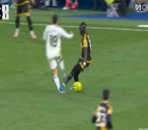 看着吓人！西斯踩弯塞巴略斯脚踝，被直接红牌罚下！