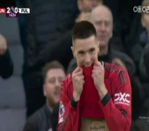 上来就险些进球！舍什科高高跃起头槌砸门柱，再顶高出横梁