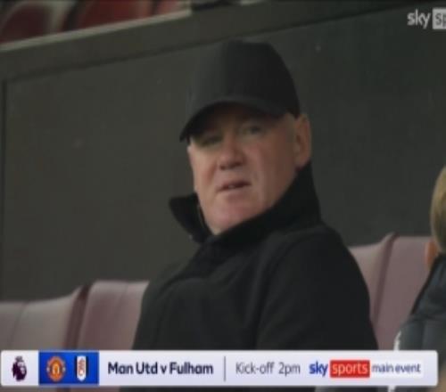 助威！鲁尼在现场观看曼联对阵富勒姆的英超联赛