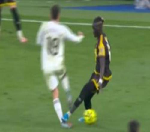 蹬踏塞巴略斯脚踝吃直红！西斯致歉：我看过了，那确实是一张红牌