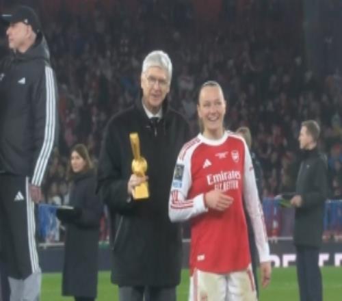 傳奇！溫格重返酋長球場，為阿森納女足頒獎