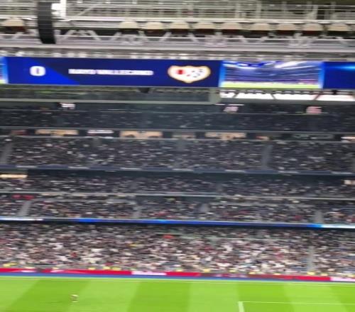 叕被自家球迷嘘！记者：皇马赛前热身，伯纳乌主场再次爆发嘘声
