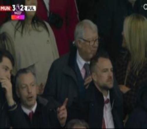 卡里克时间！曼联补时绝杀富勒姆，看台上的弗格森面带笑容