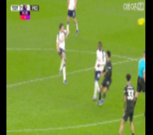 逃过一劫！身上有黄牌的罗德里踢倒加拉格尔，裁判没有出牌