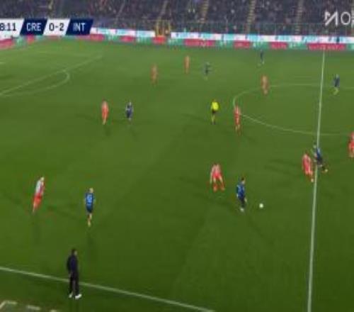 自己主场也这样！克雷莫内塞门将烟雾弹砸中，比赛一度中断