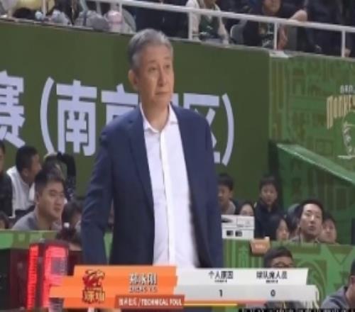 王浩然延誤被吹犯規(guī)深圳主帥鄭永剛不滿判罰被吹技術(shù)犯規(guī)