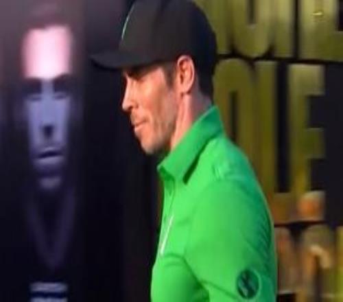 貝爾參加高爾夫比賽，一桿進(jìn)洞可獲1000萬(wàn)刀，但直接打上看臺(tái)