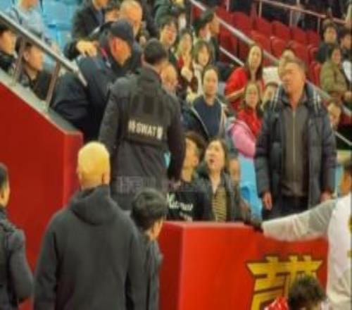 孫銘徽回家鄉(xiāng)打比賽父母和安保人員起沖突孫銘徽激動爆粗被拉住