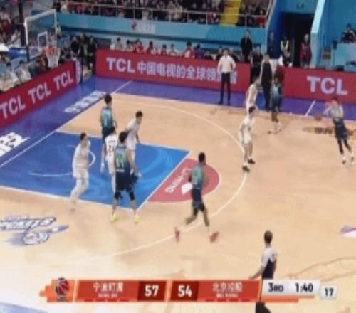 小馬丁被犯規(guī)后肘到鄒雨宸頭部險引沖突前者違體&后者普通犯規(guī)