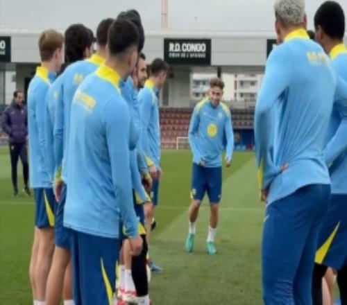 隊友列隊拍打祝賀費爾明！巴薩社媒：續(xù)約，就是要一起慶祝