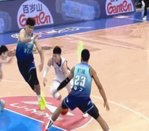 家有一老如有一寶！劉曉宇3分接2分又造進(jìn)攻犯規(guī)引領(lǐng)反超