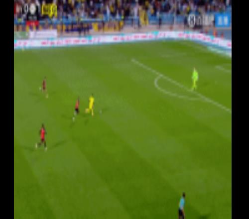 馬內比賽尾聲階段單刀機會禁區前被放倒，裁判查看VAR后沒判點球