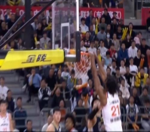 又打爽了！懷特塞德吃餅吊筐暴扣+空接暴扣上海領(lǐng)先到20分！