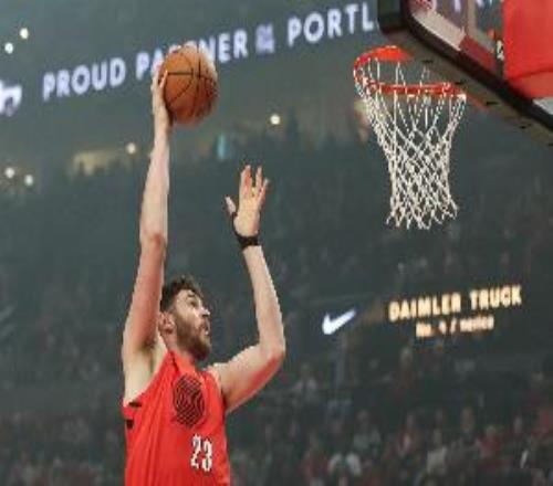 拓媒：克林根打成這樣子是不是因?yàn)橛袀l沖向他都能得分