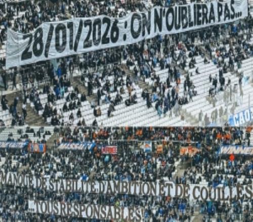 歐冠賽場(chǎng)無(wú)緣附加賽，馬賽球迷橫幅：缺乏穩(wěn)定、雄心和勇氣