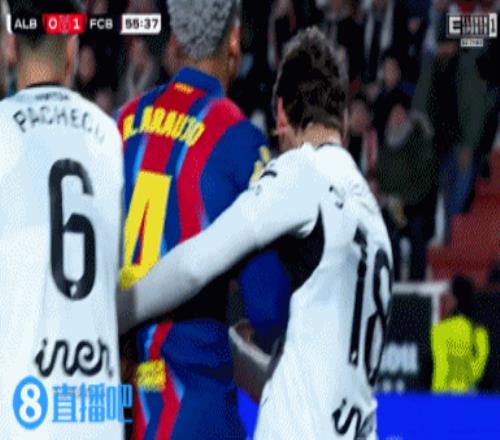 比賽第56分鐘，拉什福德開出左側角球，阿勞霍甩頭破門