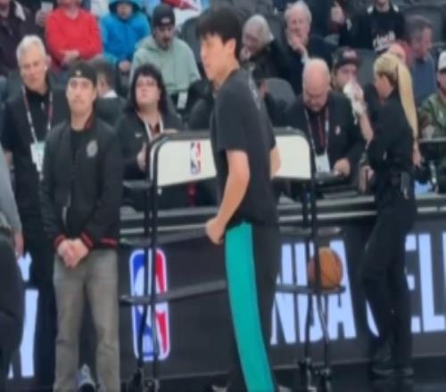 小吧現(xiàn)場直擊楊瀚森賽前熱身：跑跑跳跳很放松底角三分手感不佳