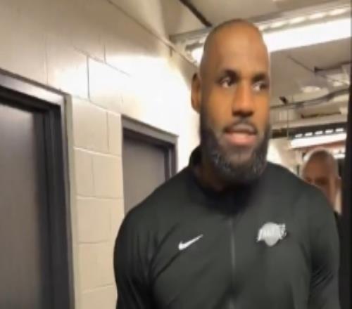 眾將球員通道內(nèi)很興奮！詹姆斯：8連客在外兩周了終于要回家咯