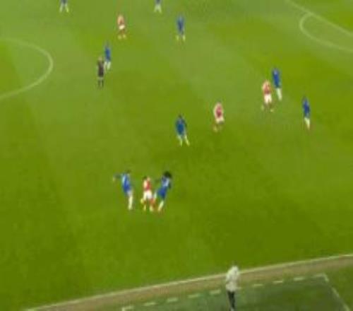 差點(diǎn)滑倒馬杜埃凱鞋被踩掉沒(méi)時(shí)間穿，手上提溜著鞋踢了半分多鐘