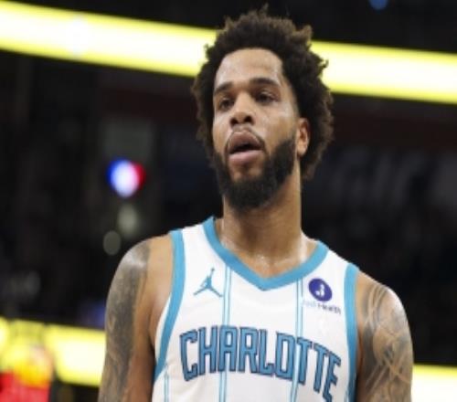 名記：雄鹿、勇士和太陽等有意小橋但預(yù)計黃蜂會將他繼續(xù)留隊