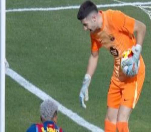 太逗了！防下對(duì)手進(jìn)攻后，霍安抱球走出底線與阿勞霍慶祝白送角球