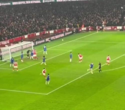 限制阿森納人海角球戰(zhàn)術(shù)，切爾西3人一反常態(tài)沖向中圈