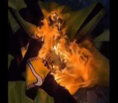 怒了！本澤馬轉(zhuǎn)會(huì)新月，吉達(dá)聯(lián)合球迷燒掉他的球衣，并罵其懦夫