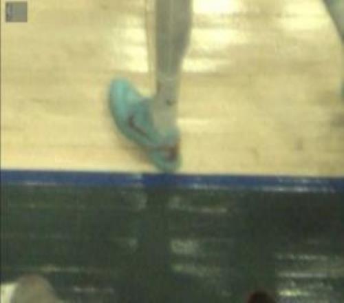 雄鹿底角三分準(zhǔn)絕殺！但特納疑似踩線！裁判回看半天三分取消啦！