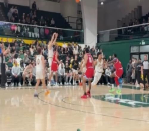 今天狀態(tài)真不錯??！王俊杰繞掩護接球三分再中已經(jīng)得分上雙