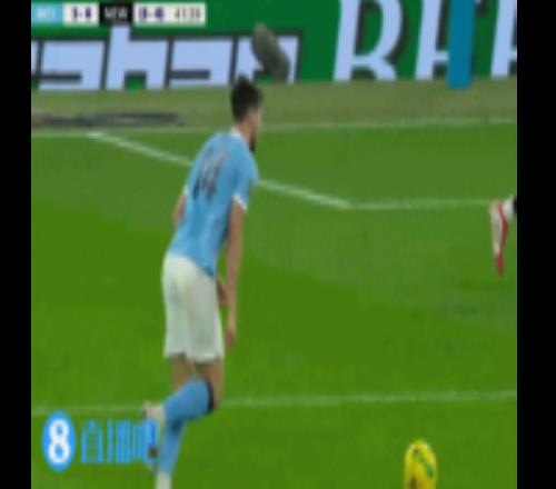 戈登疑似拉傷無法繼續(xù)比賽被換下，下場時反復(fù)摸著大腿后側(cè)