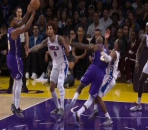 維持原判！馬克西卡位拽倒詹姆斯個人5犯76人挑戰(zhàn)失敗