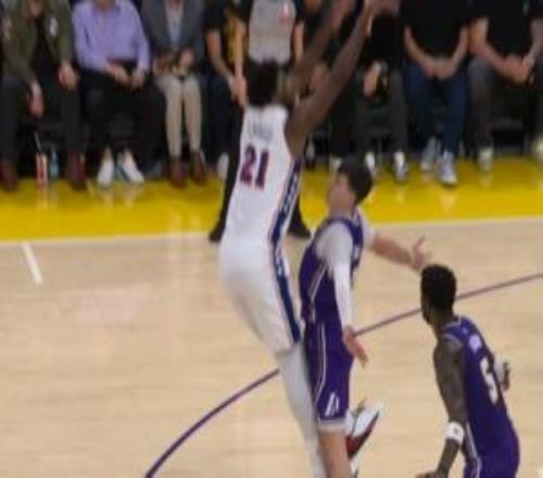 這姿勢有點搞笑恩比德詭異姿勢造成拉拉維亞投籃犯規(guī)