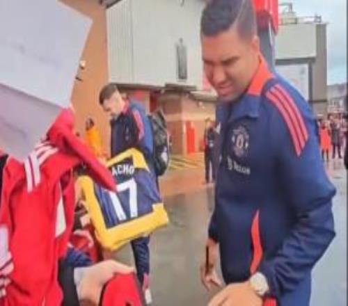 表情亮了！卡塞米羅給曼聯(lián)球迷簽名，得知對方喜歡加納喬