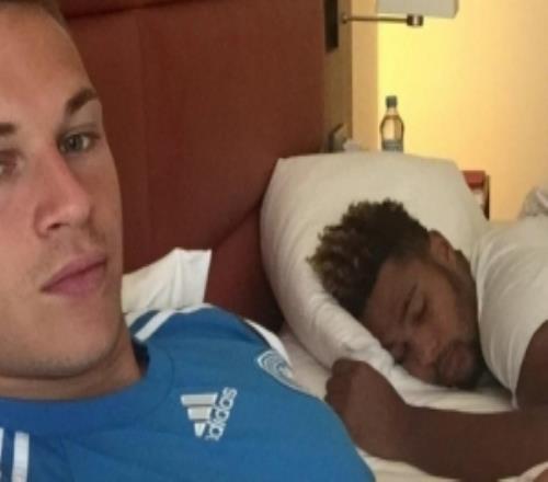 基米希社媒曬合照，慶祝格納布里續(xù)約：精彩旅程仍在繼續(xù)！