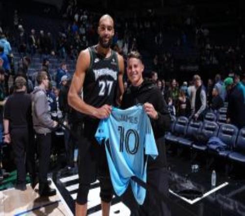 足籃聯(lián)動(dòng)！J羅觀戰(zhàn)森林狼比賽，與戈貝爾寒暄互動(dòng)