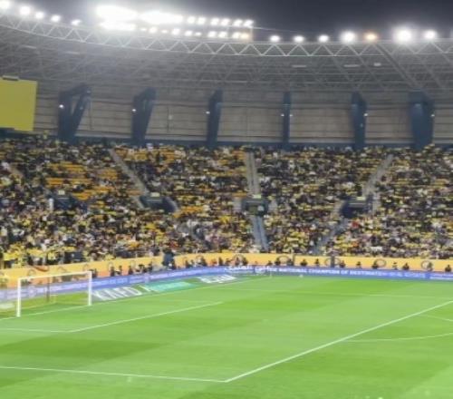 震憾！全場勝利球迷一起高喊Siuuu，揮舞C羅7號標志