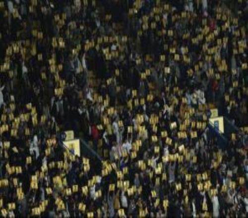 一條戰(zhàn)線！勝利球迷全場高舉7號聲援C羅，俱樂部社媒也曬照力挺