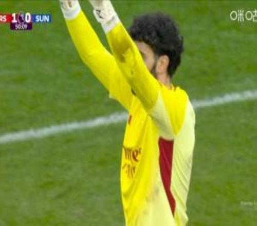 拉亞出擊失誤踢空險些送空門，隨后舉手向隊友致歉