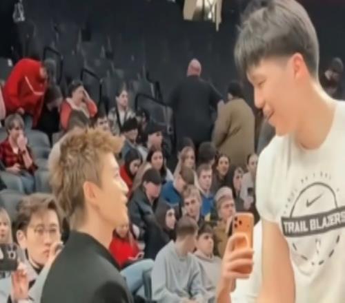 老鄉(xiāng)來了！山東籍演員任嘉倫賽前觀看楊瀚森訓練與小楊握手聊天