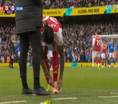 鞋壞了開場僅3分鐘馬杜埃凱在場邊換鞋，換了鴛鴦配色上場比賽