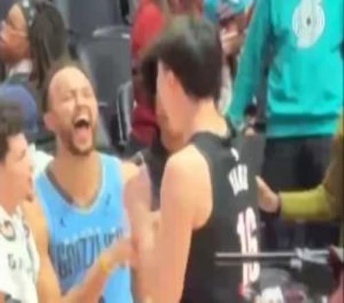 老大哥！李凱爾賽后親切地?fù)е鴹铄囊涣膬扇碎_懷大笑