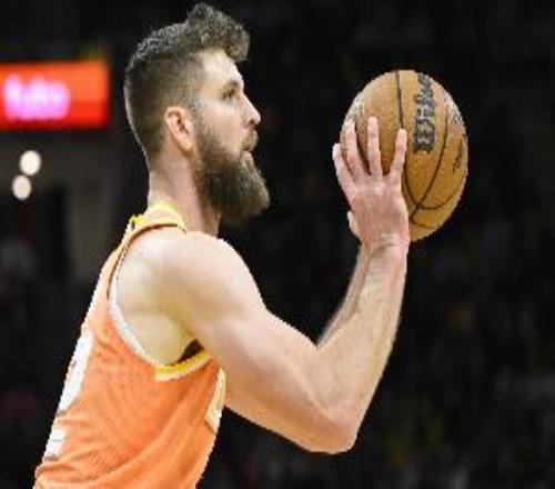 錯(cuò)過(guò)吃餅機(jī)會(huì)！騎士隊(duì)記：迪恩韋德因腳踝傷勢(shì)缺戰(zhàn)國(guó)王