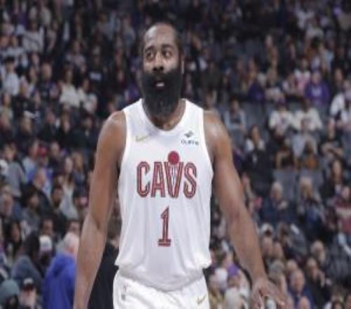 騎士生涯首球！哈登弧頂單挑國(guó)王新秀考德威爾撤步三分穩(wěn)穩(wěn)落袋