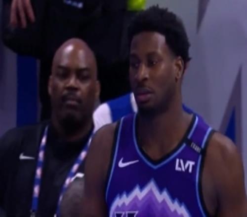 可圈可點(diǎn)！小賈倫杰克遜首秀17中9拿到22分5板三分5中2